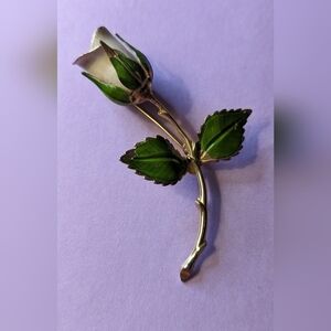 Giovanni Gold tone vintage Rose white Green Enamel Brooch Signed